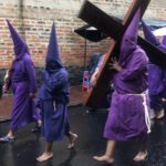 [奇妙なパレード]エクアドルのイースターは キリスト処刑の様子を表現