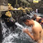 [インドネシア] ティルタウンプル寺院 聖水の寺院で沐浴体験